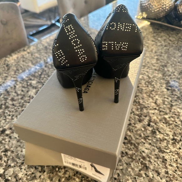 Authentic Balenciaga Black Leather Pumps - Picture 4 of 10